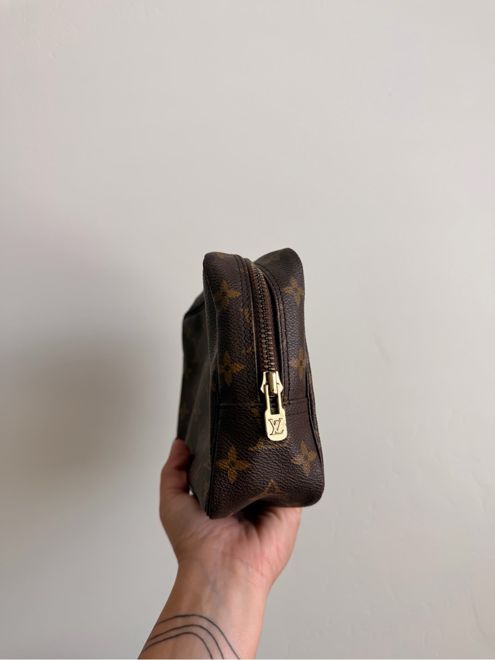 Louis Vuitton Monogram Toiletry Pouch 23 - Picture 5 of 10
